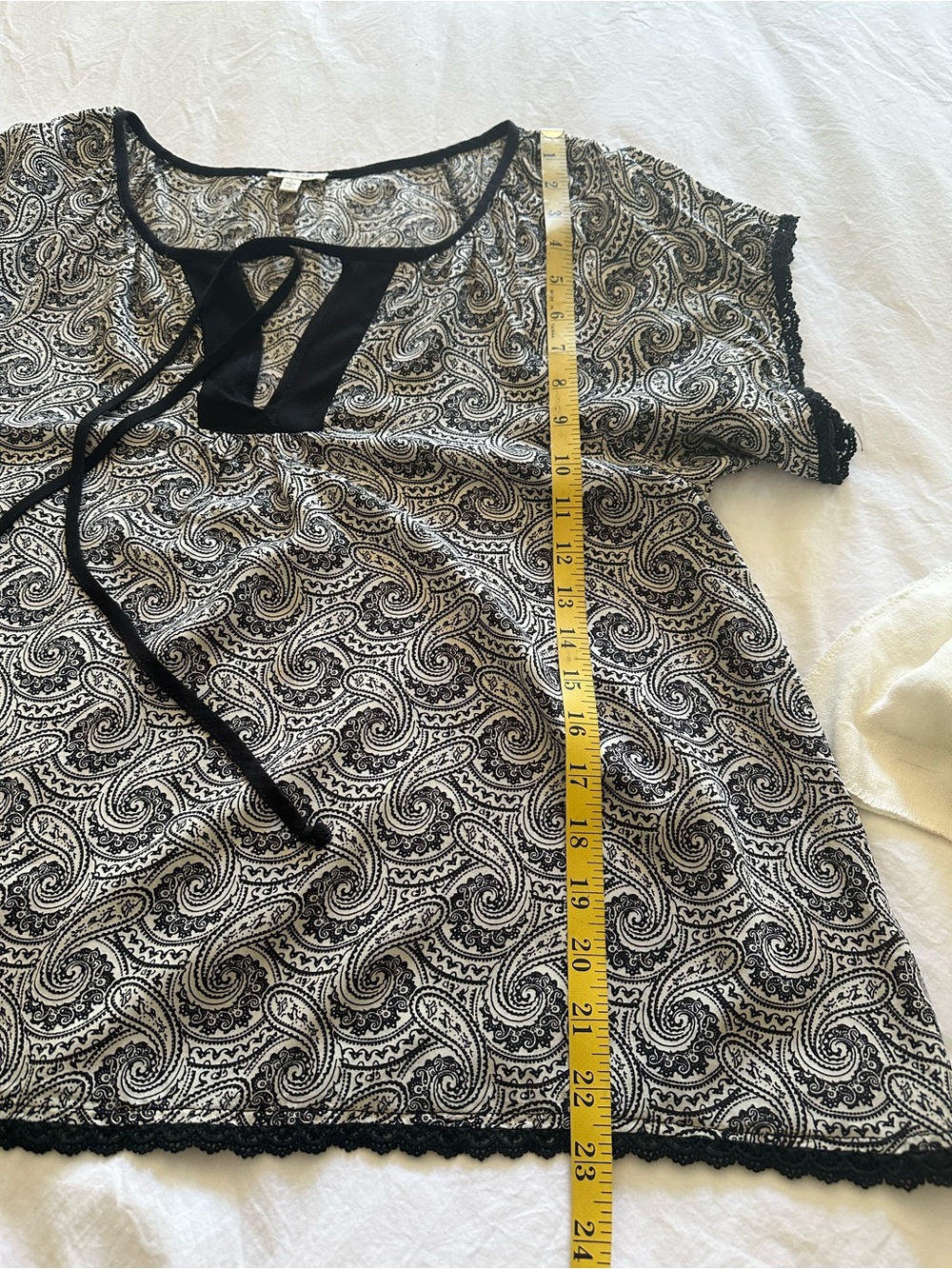 En Crème Paisley Tie-Neck Top, size large - Picture 5 of 9